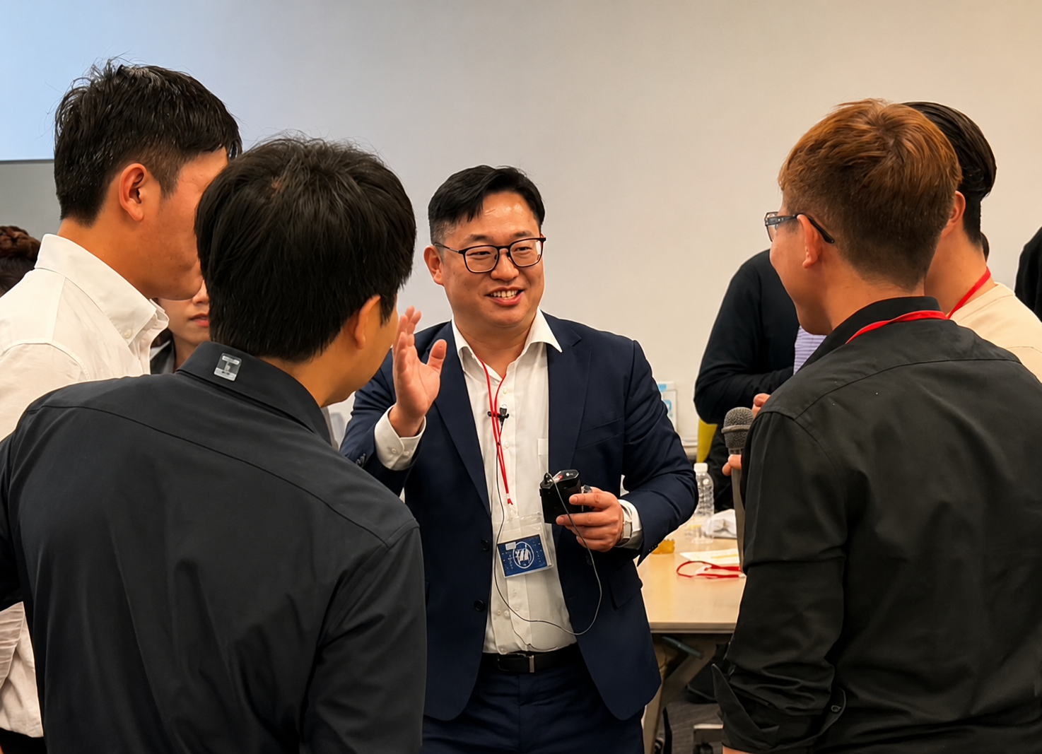 葉樹正於課程現場帶領企業團隊互動討論